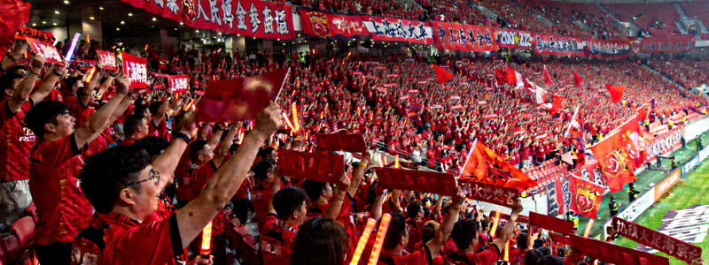 中超联赛上海海港队主场球迷营造的红色海洋助威场面